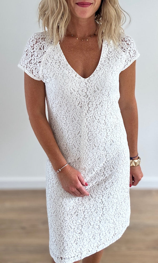 Robe droite blanche à manches courtes dentelle