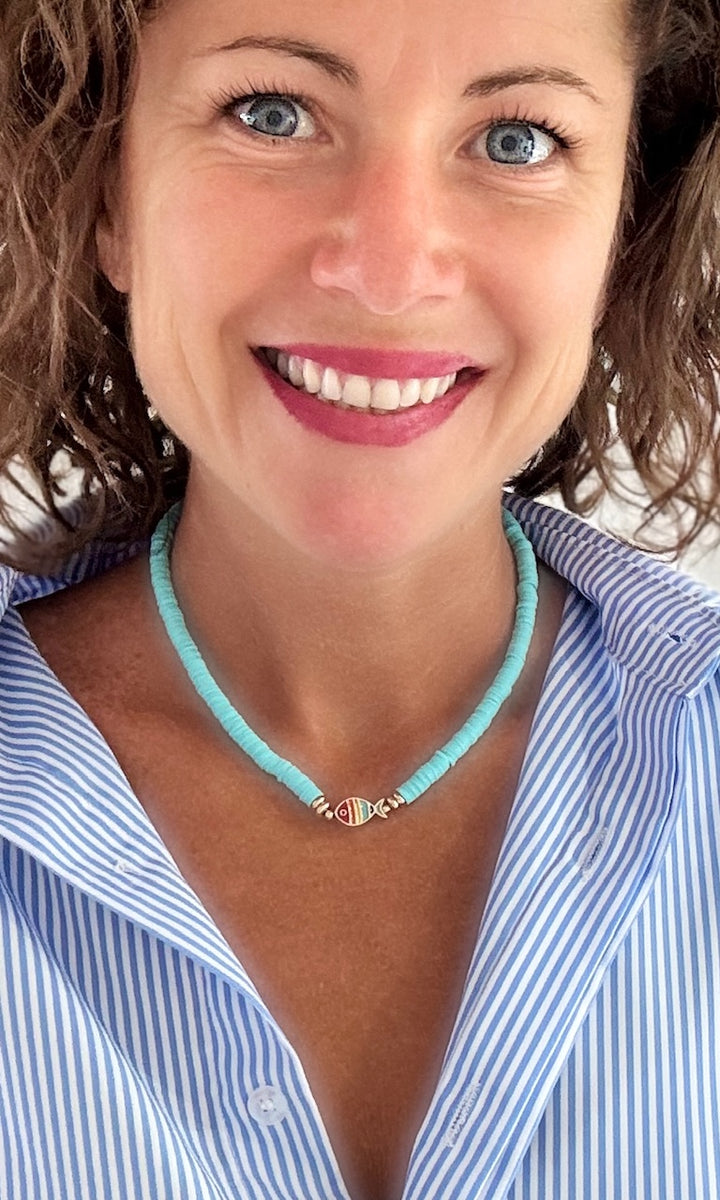 Collier perles plates avec pendentif poisson Bleu