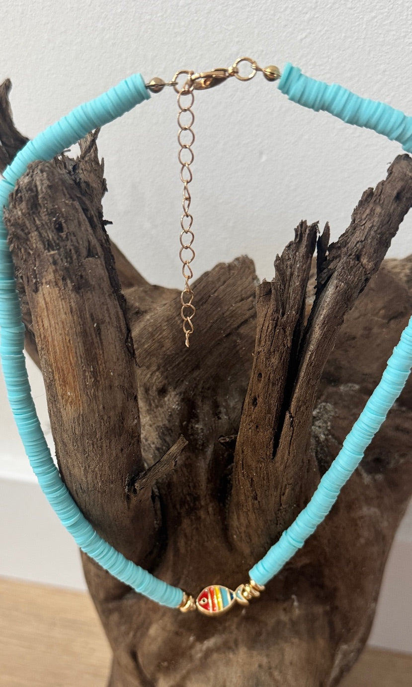 Collier perles plates avec pendentif poisson Bleu Bijoux Miss Guapa