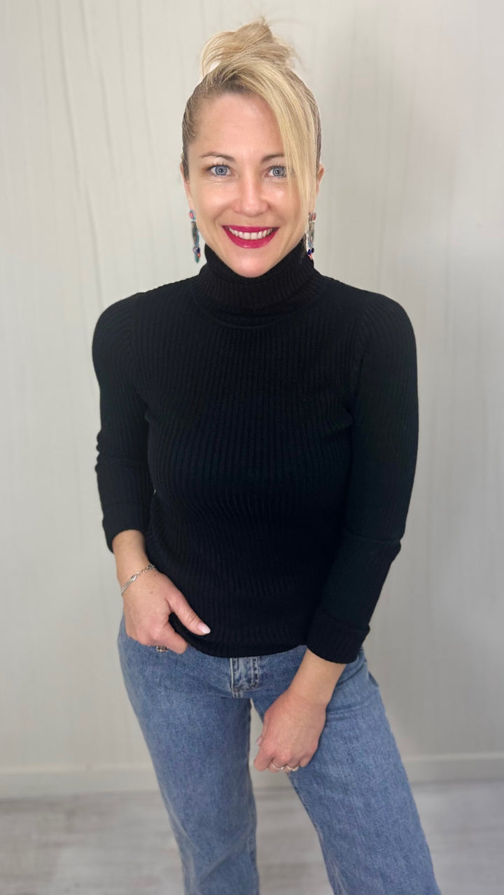Pull fin col roulé noir