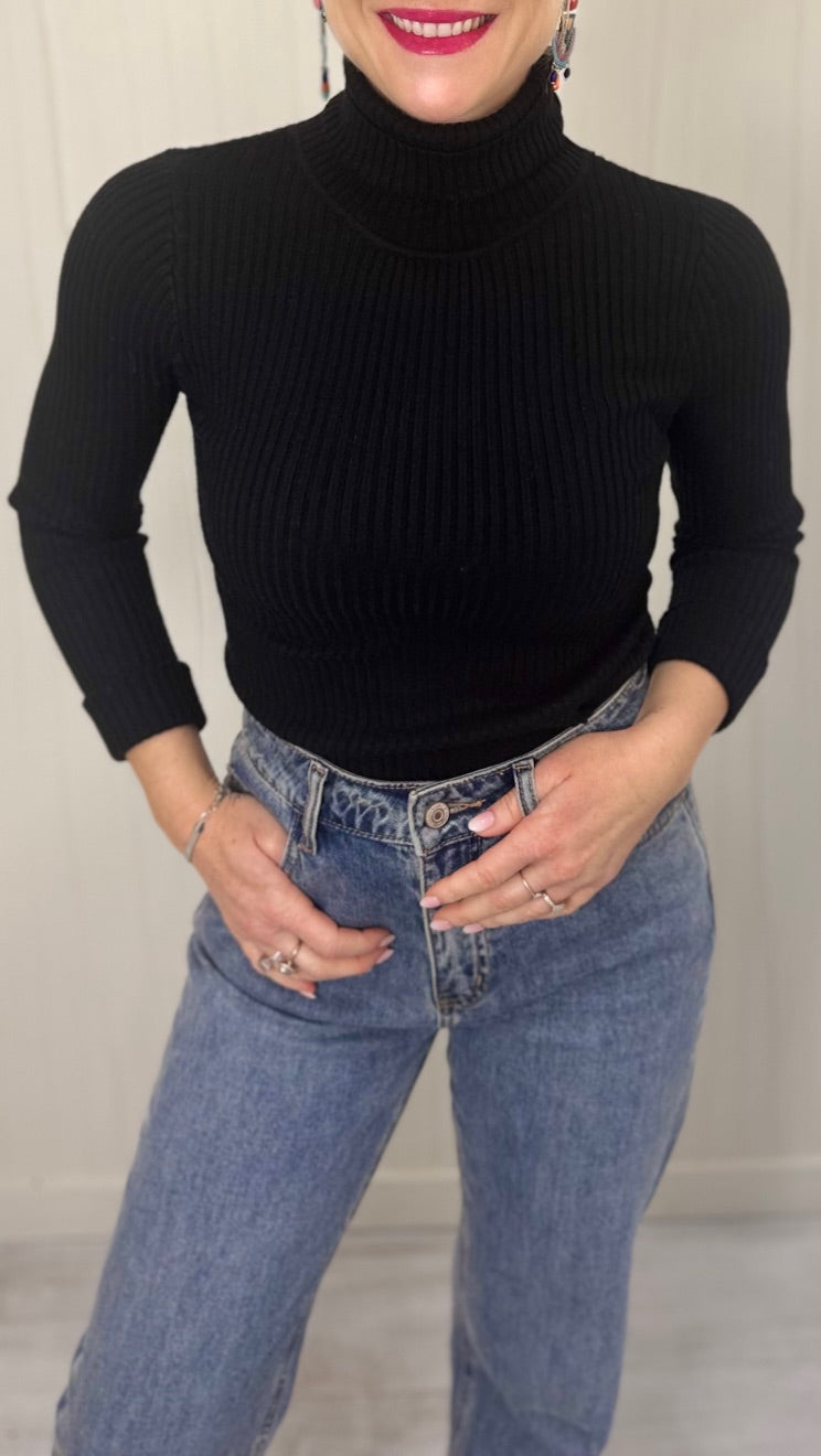 Pull fin col roulé noir
