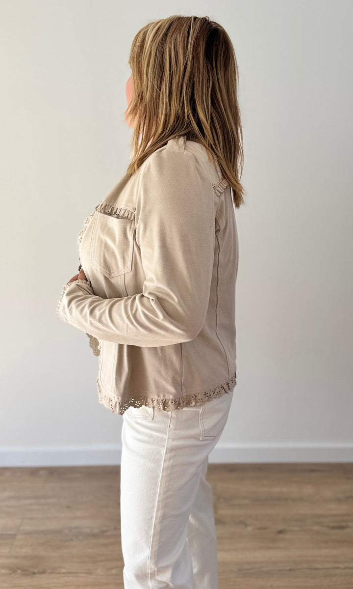 Veste Courte en Suédine Beige Robes & Ensembles des pulpeuses Miss Guapa
