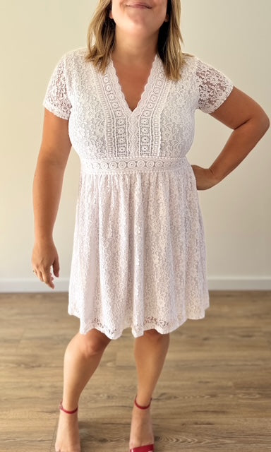 Robe Courte Blanche Ajourée Robes & Ensembles des pulpeuses Miss Guapa