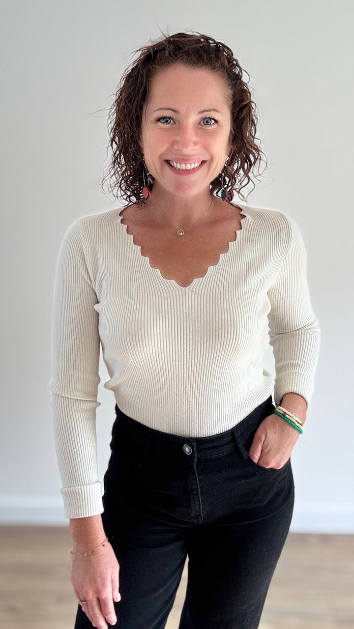 Pull moulant col V Beige