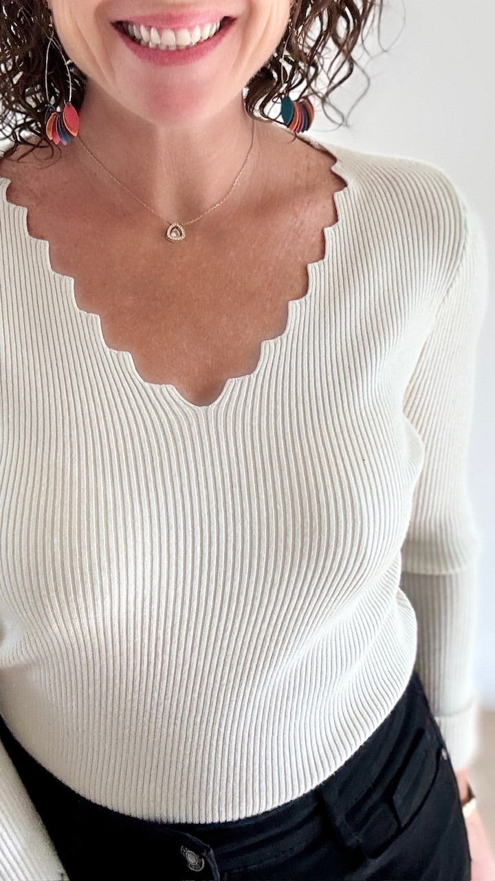 Pull moulant col V Beige