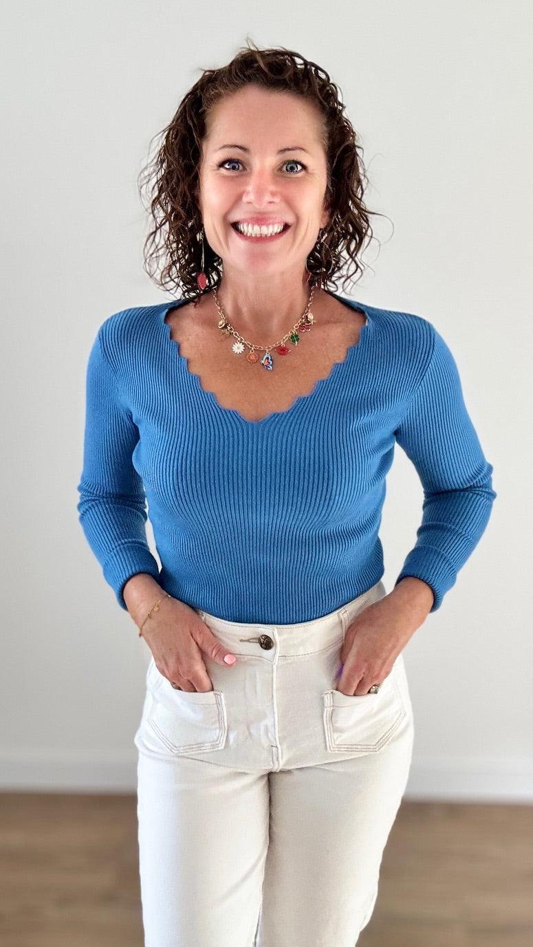 Pull moulant col V Bleu