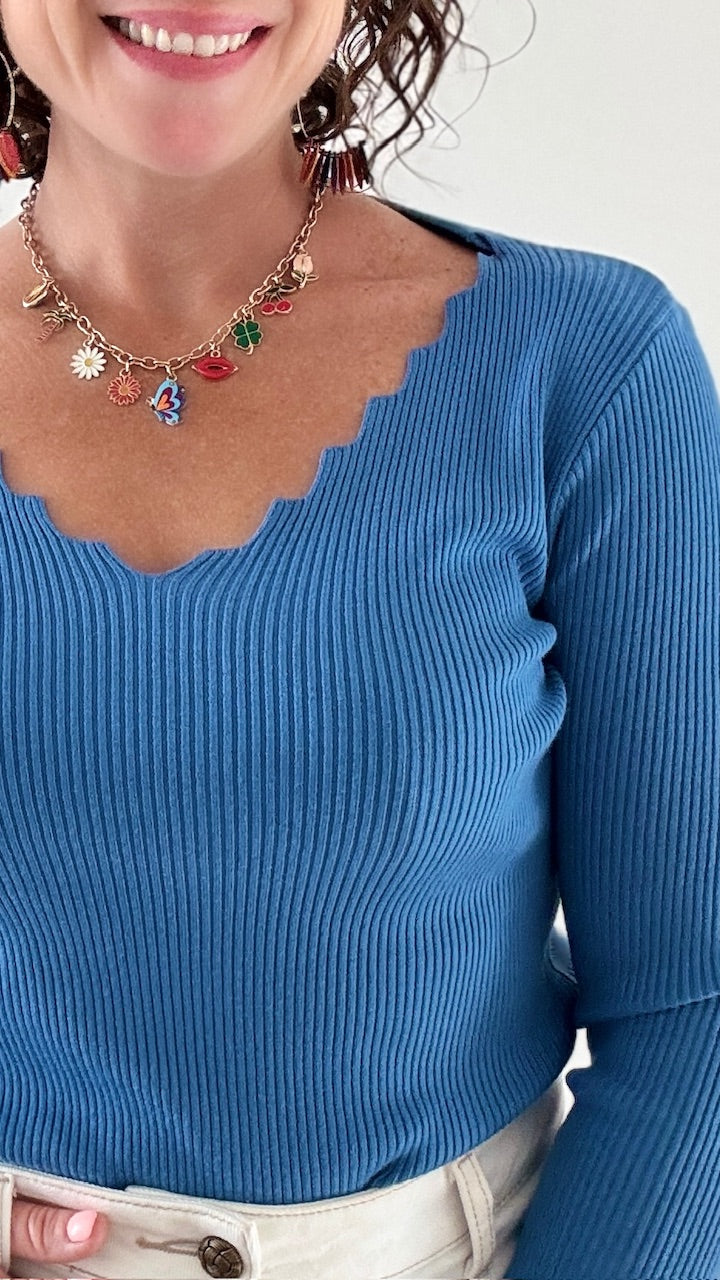 Pull moulant col V Bleu