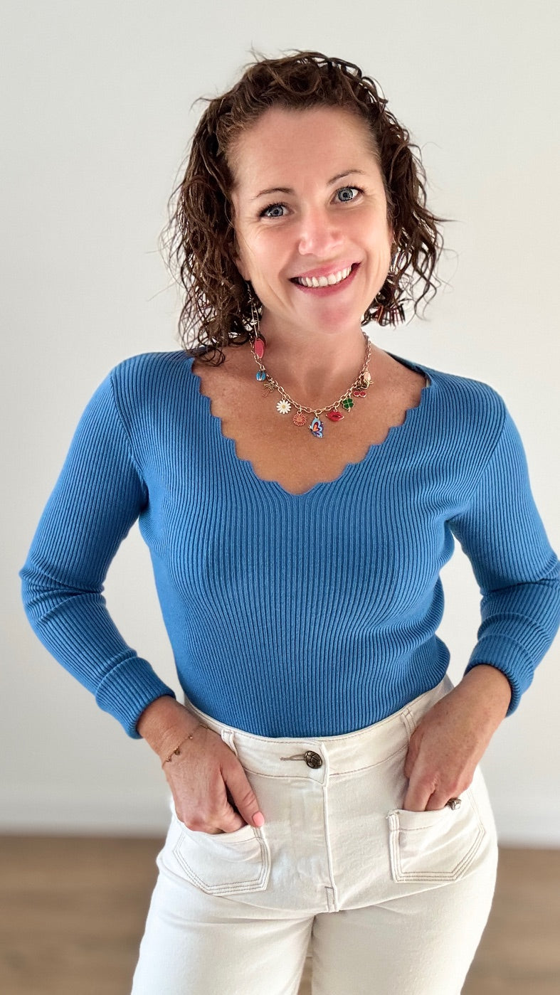 Pull moulant col V Bleu