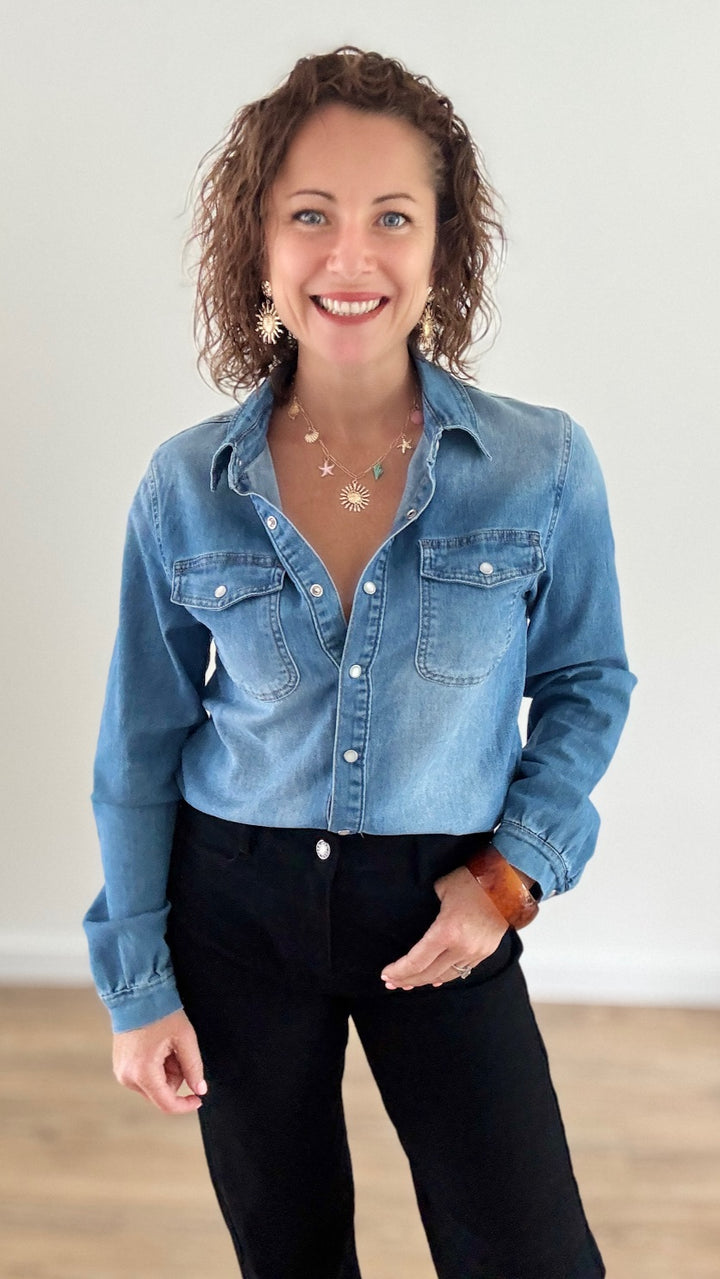 Chemise en jean bleu à boutons nacrés