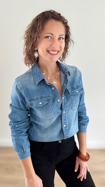 Chemise en jean bleu à boutons nacrés