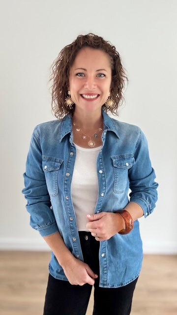 Chemise en jean bleu à boutons nacrés