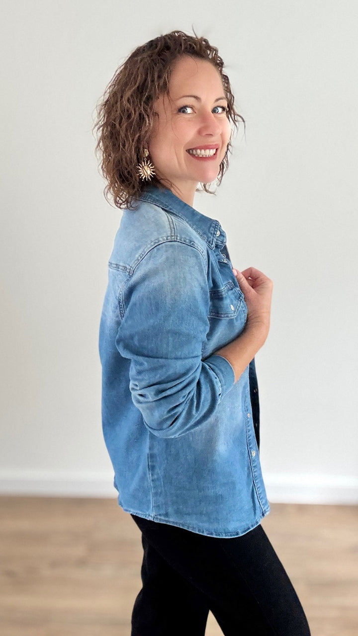 Chemise en jean bleu à boutons nacrés