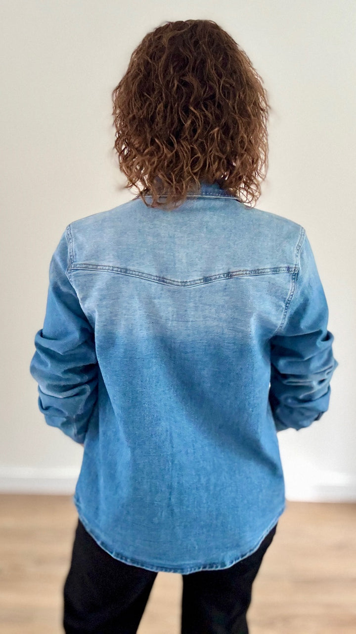 Chemise en jean bleu à boutons nacrés