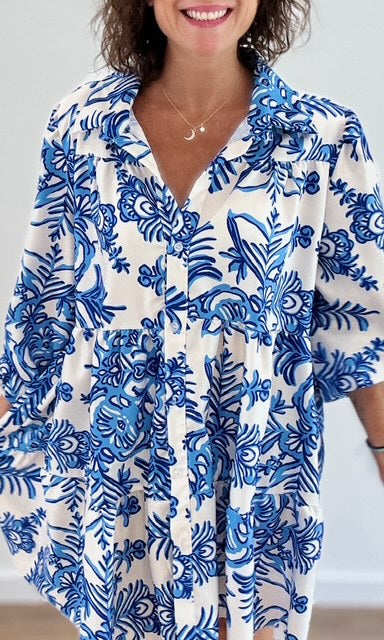 Robe chemise blanche à imprimé floral bleu