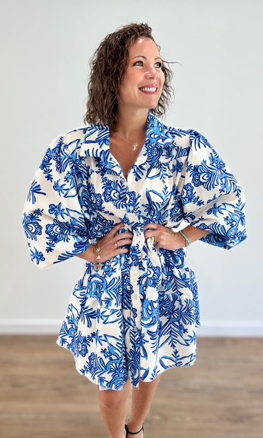 Robe chemise blanche à imprimé floral bleu