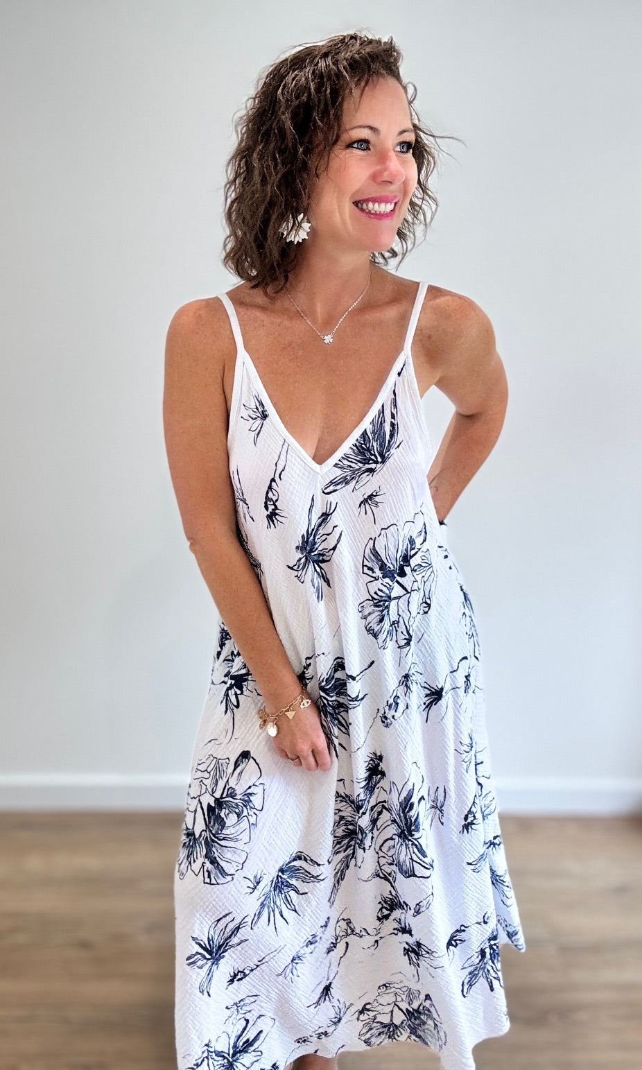 Robe longue blanche gaze de coton à imprimé floral bleu marine Robes Miss Guapa