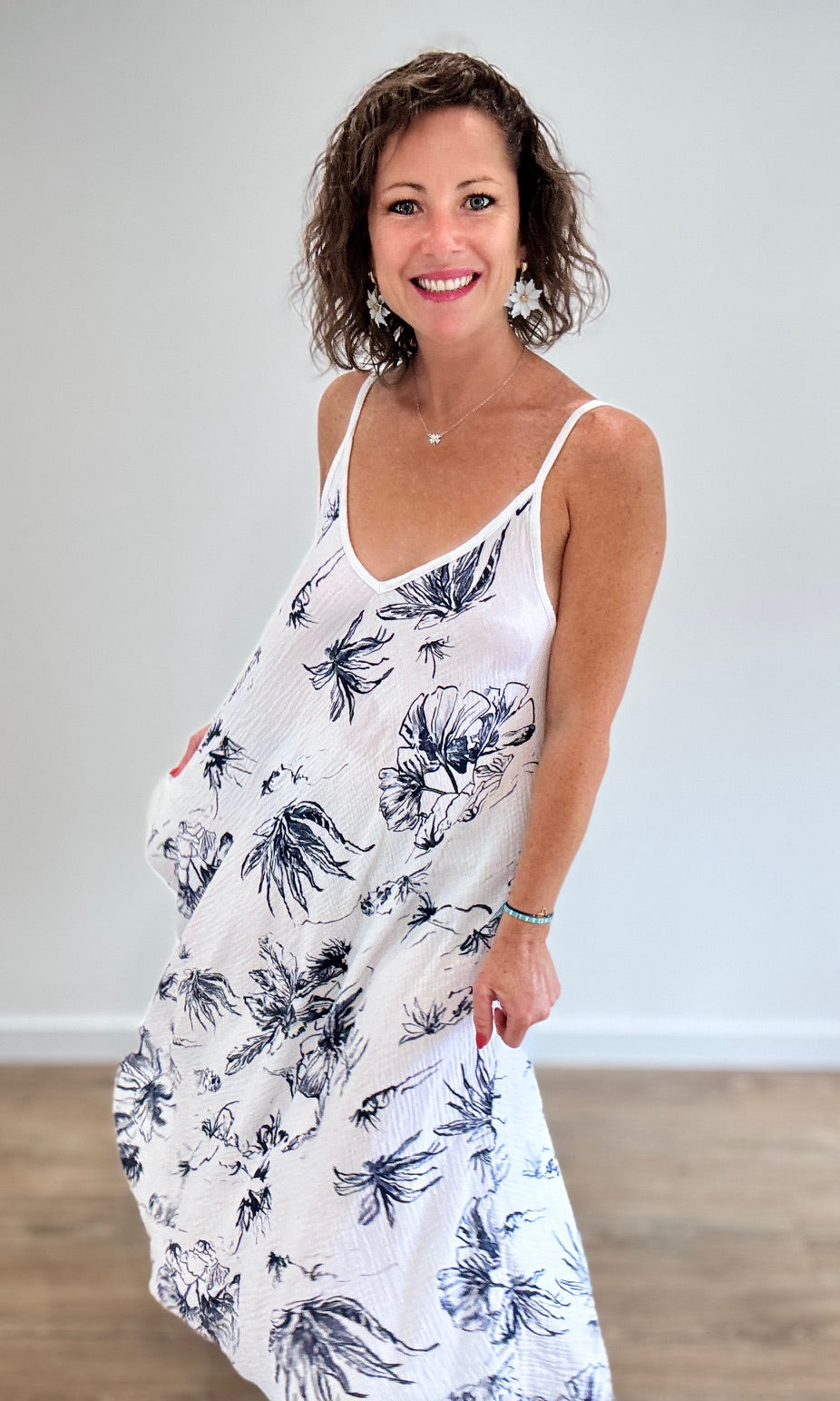 Robe longue blanche gaze de coton à imprimé floral bleu marine Robes Miss Guapa