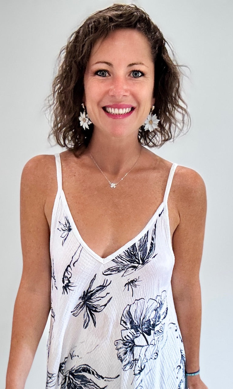 Robe longue blanche gaze de coton à imprimé floral bleu marine Robes Miss Guapa