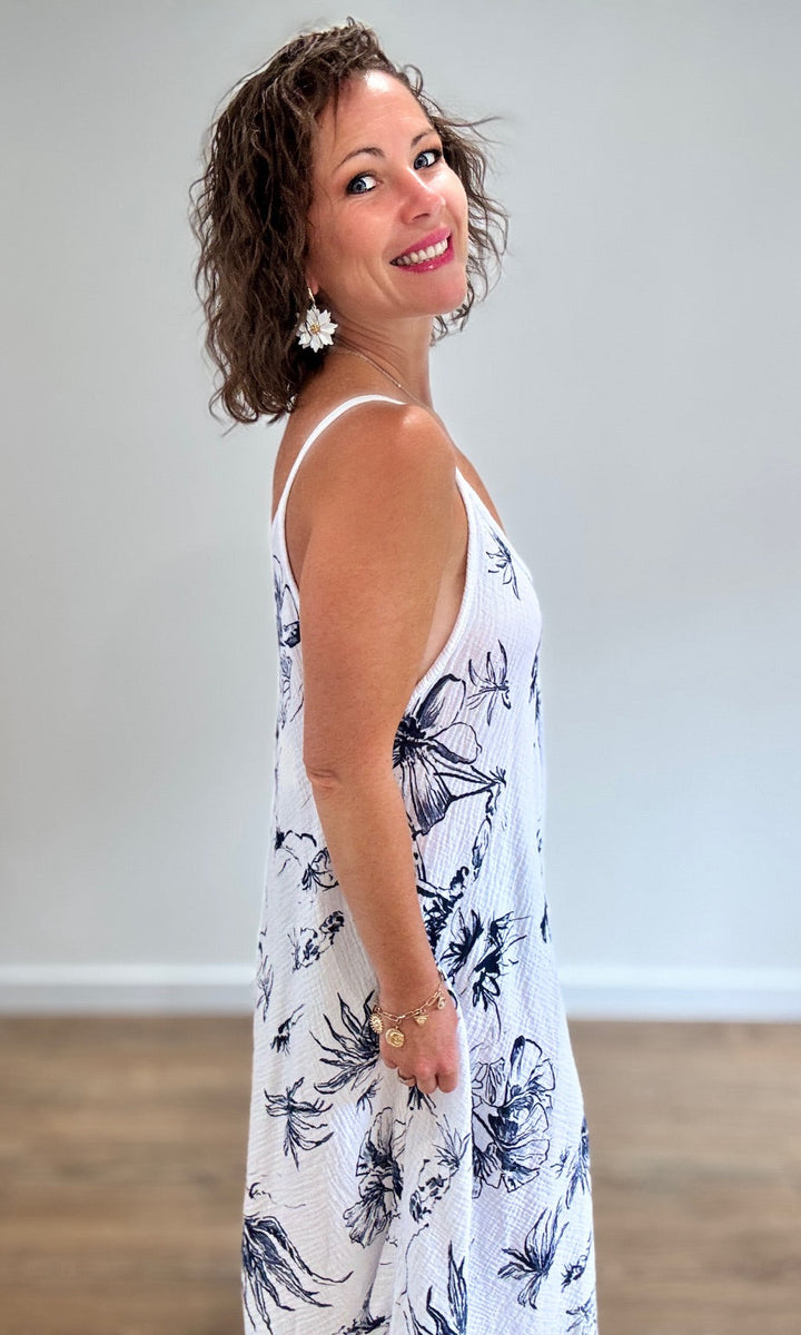Robe longue blanche gaze de coton à imprimé floral bleu marine Robes Miss Guapa