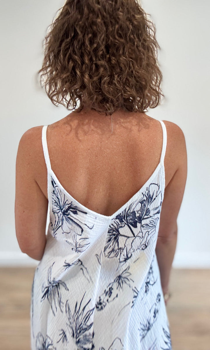 Robe longue blanche gaze de coton à imprimé floral bleu marine Robes Miss Guapa