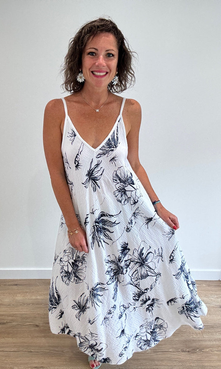 Robe longue blanche gaze de coton à imprimé floral bleu marine Robes Miss Guapa