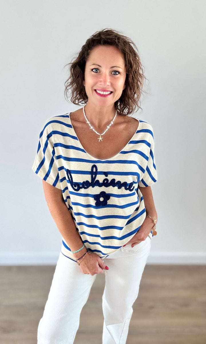 T-shirt beige à rayures bleu roi avec inscription "BOHÈME" en relief