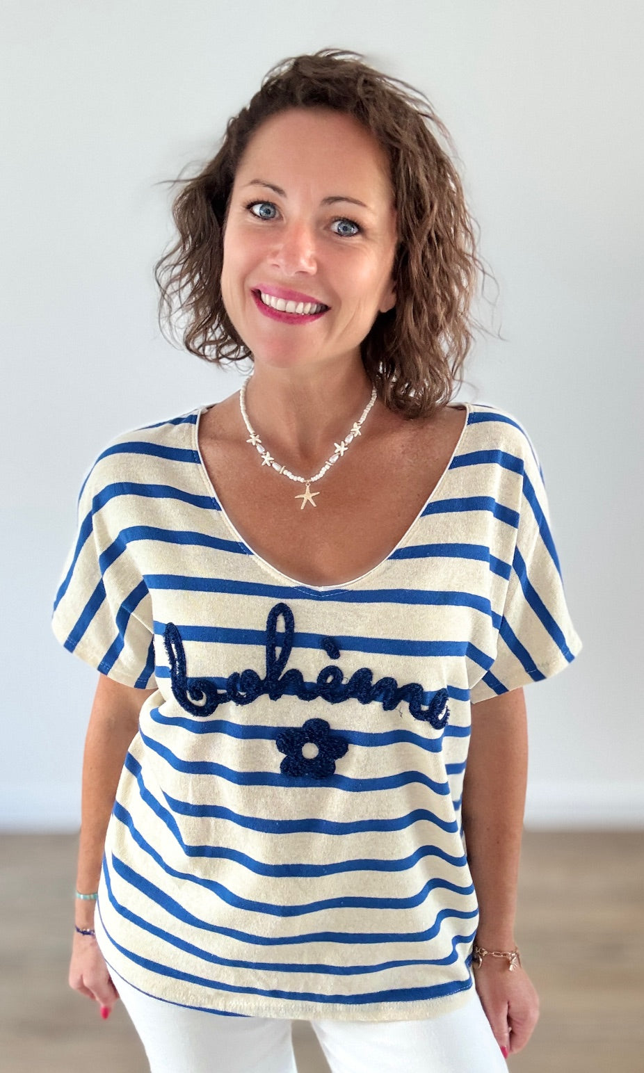 T-shirt beige à rayures bleu roi avec inscription "BOHÈME" en relief Tee-Shirt et Tops Miss Guapa