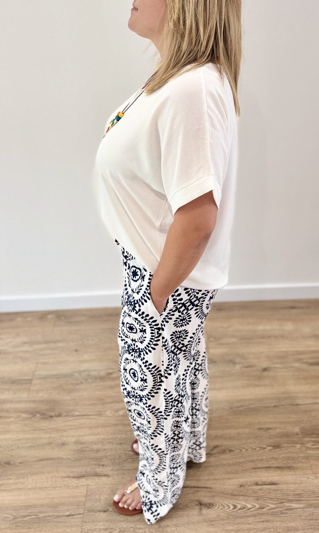 Top Blanc col V avec collier Le coin des pulpeuses Miss Guapa