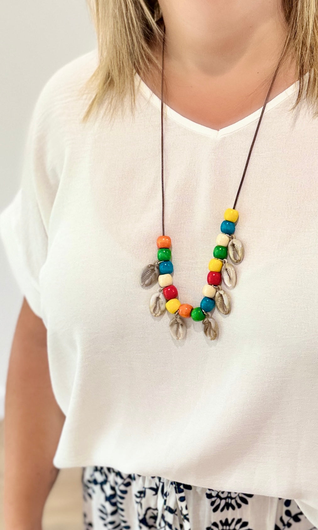 Top Blanc col V avec collier Le coin des pulpeuses Miss Guapa