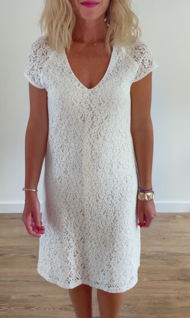 Robe droite blanche à manches courtes dentelle