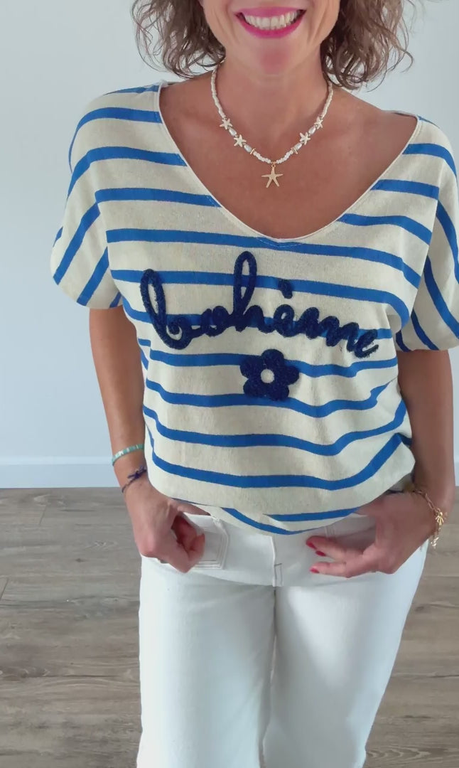 T-shirt beige à rayures bleu roi avec inscription "BOHÈME" en relief